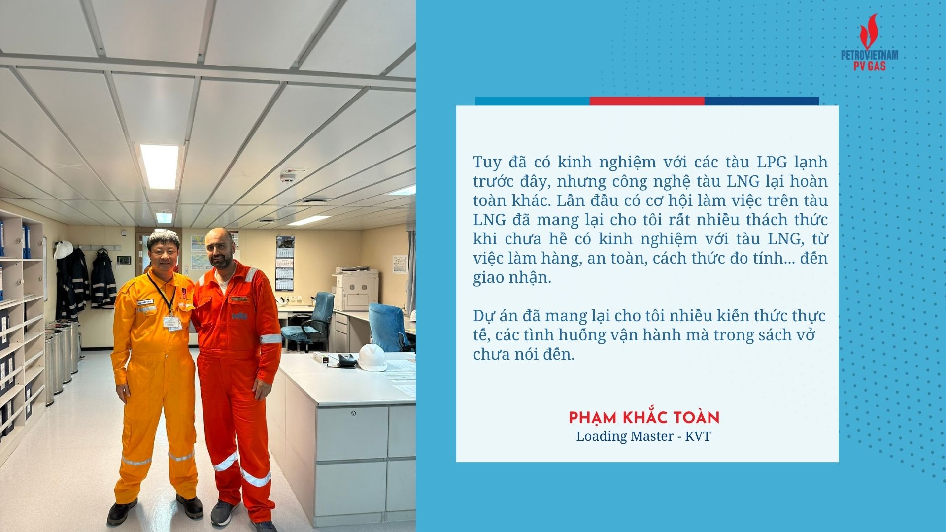 Anh Phạm Khắc Toàn (bên trái) chụp hình cùng Thuyền trưởng thuyền Maran Gas Achilles.