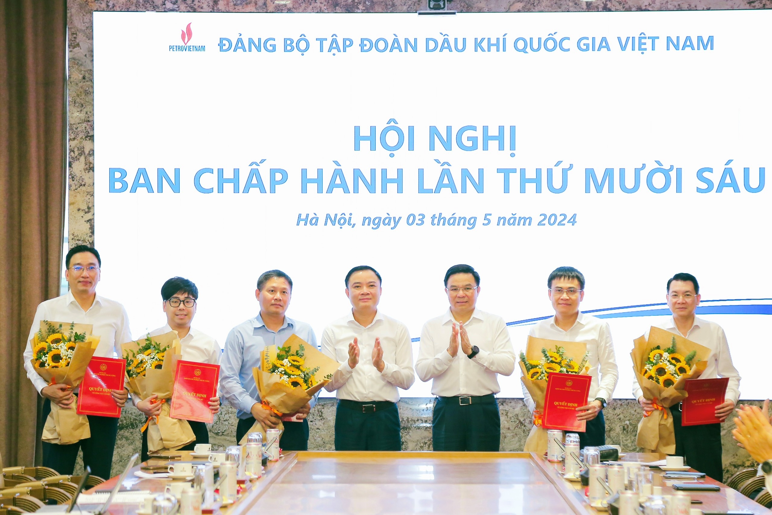 Lãnh đạo Đảng ủy Petrovietnam trao quyết định cho các đồng chí tham gia Ban Chấp hành