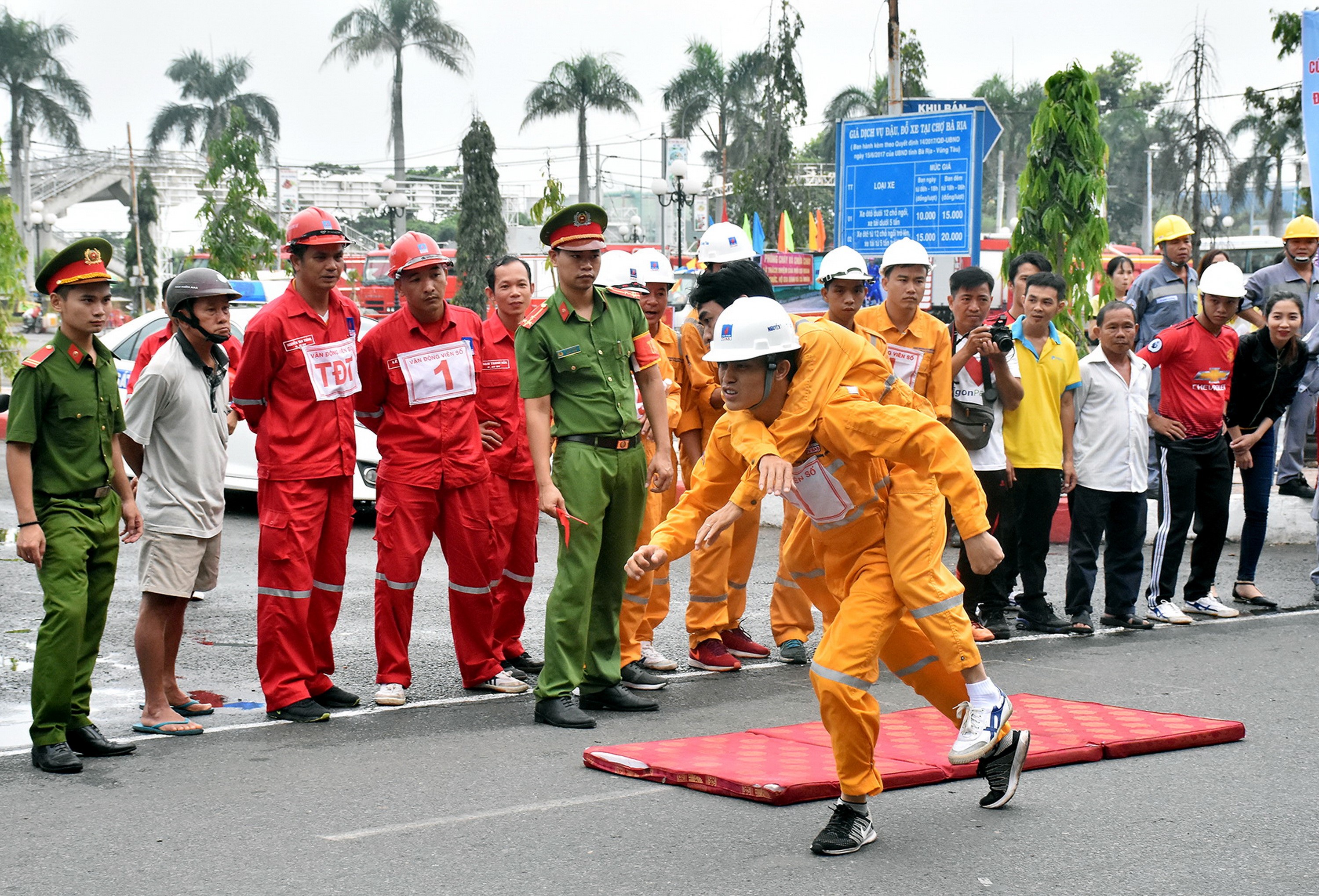 Đội KVT thi đấu